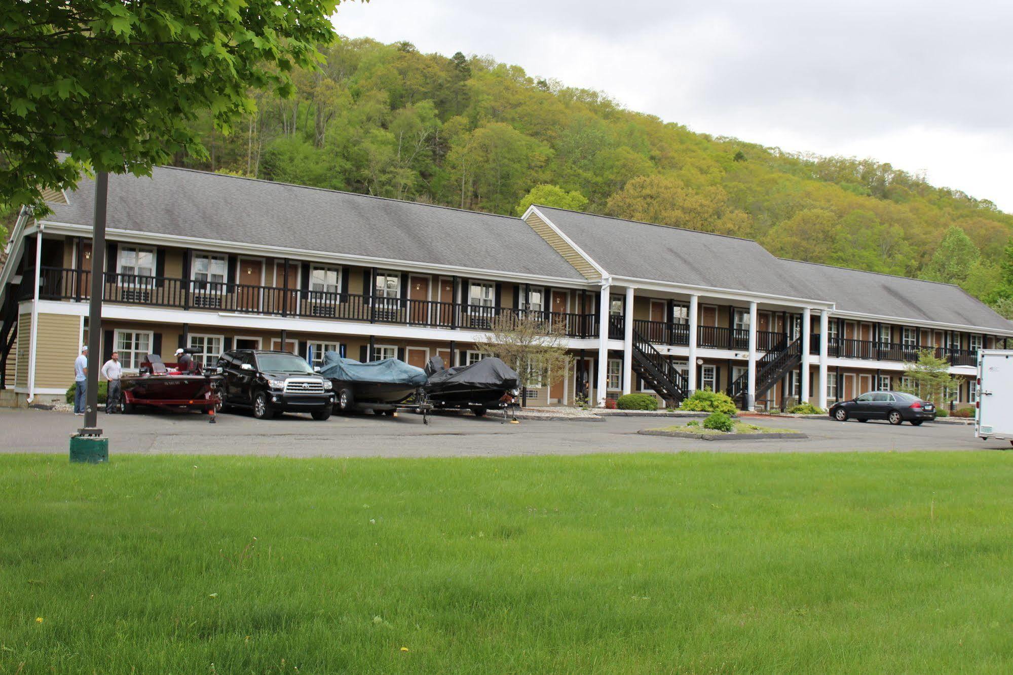 Newbury Inn Brookfield Экстерьер фото