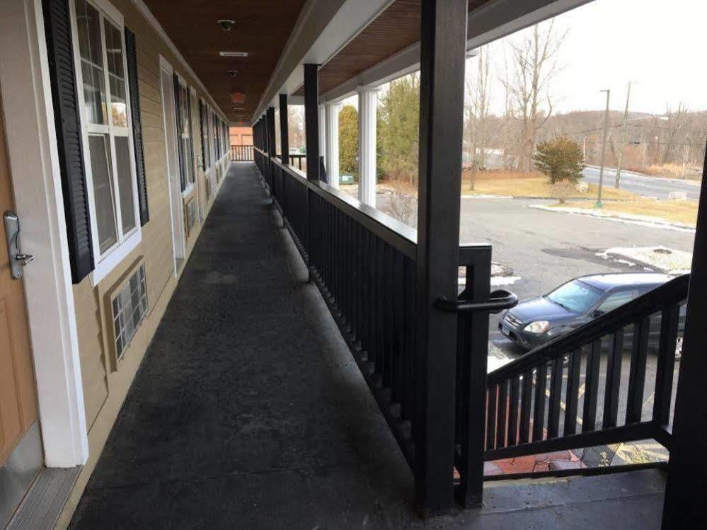 Newbury Inn Brookfield Экстерьер фото